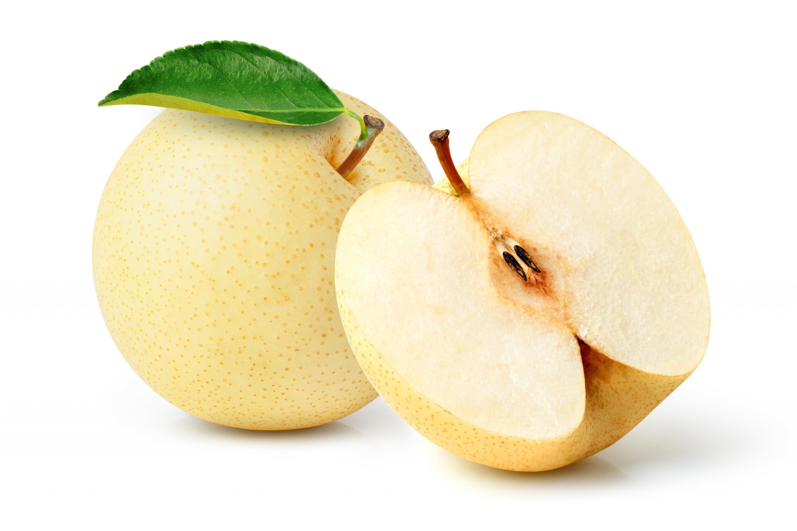 Close-up,Chinese,Pear,With,Green,Leaf,And,Cut,In,Half