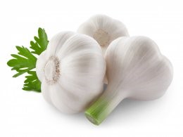 Garlic,Decorated,Parsley,Leaves,Isolated,On,White,Background
